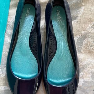 New never been worn OkaB women’s shoes